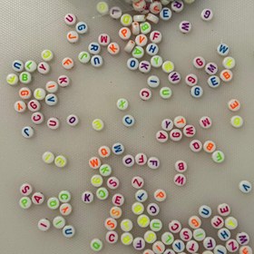 تصویر مهره حروف سفید رنگی 