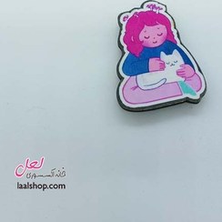 تصویر مگنت چوبی چاپدار طرح دختر موقرمز و گربه اش 