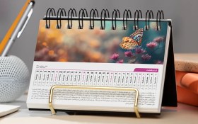 تصویر تقویم 1404 طرح رومیزی 