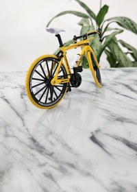 تصویر ماکت دوچرخه مسابقه ای فلزی مشکی زرد قرمز 