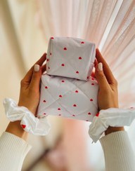 تصویر کیف آرایش مینی طرح چهارخانه و شکوفه 