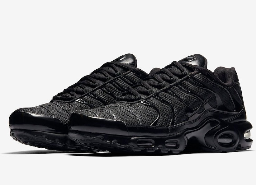 black nike air plus