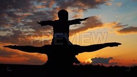 تصویر دانلود فوتیج پدر و پسر در غروب آفتاب Father And Son At Sunset 