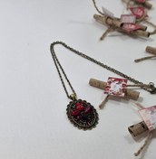 تصویر گردنبند تم یلدایی روی لباس و مانتو 