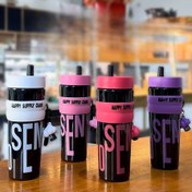 تصویر تراول ماگ نی‌دار صورتی دخترانه با بند و آویز فانتزی 