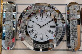 تصویر ساعت دیواری گرد آینه‌ای تیسوت با گوشواره Tissot mirror