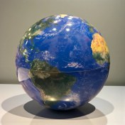 تصویر کره زمین رومیزی چرخان آبی براق 