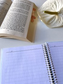 تصویر دفتر خط دار رقعی دختر کتابخوان 