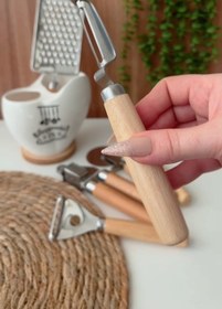 تصویر پوست کن مدادی دسته چوبی 