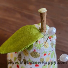 تصویر جا سوزنی پارچه‌ای مدل گلابی سفید طرح درخت و گل 