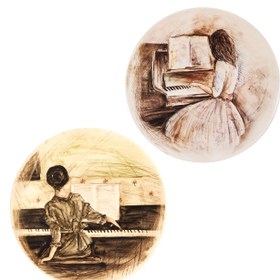 تصویر بشقاب دیوارکوب سفالی طرح دختر و پیانو کد D101-A مجموعه 2 عددی 