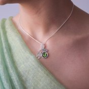 تصویر گردنبند پری دریایی نشسته روی صدف آبالون 