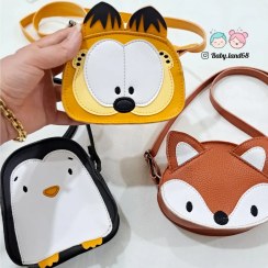 تصویر کیف فانتزی بچگانه با ابعاد ۱۳ در ۱۰ سانتی‌متر، جنس چرم مصنوعی در ۳ طرح بامزه (روباه، پنگوئن و گارفیلد) 