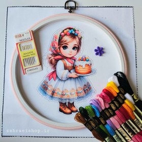 تصویر پک آماده گلدوزی با دست طرح دخترک با کیک تولد 
