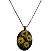 تصویر گردنبند گلدوزی گل‌های طلایی 