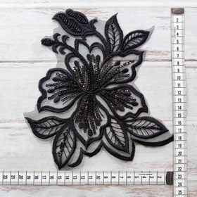 تصویر یراق و اپلیکه مشکی طرح گل 