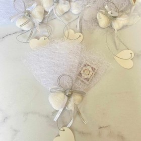 تصویر قند قلبی "دو نیمه‌ی مقدس" دو قند قلبی با دیزاین سفید و نقره‌ای، بهمراه کارت اسم عروس و داماد