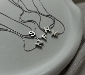 تصویر گردنبند حروف سه بعدی 