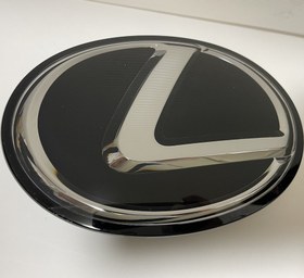 تصویر آرم و لوگو جلو پنجره لکسوس lexus logo 