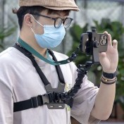 تصویر هولدر جلیقه ای هولدر سینه موبایل برای فیلمبرداری و تولید محتوا 