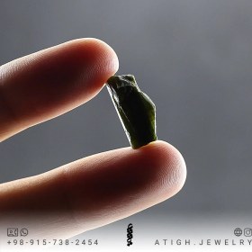 تصویر سنگ راف (تراش نخورده) تورمالین سبز خوشرنگ بلور معدنی بسیار خوشرنگ با کیفیت عالی وزن حدود 10 قیراط 