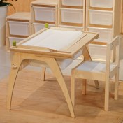 تصویر میز چوبی مونته سوری به همراه رول کاغذ کاما 