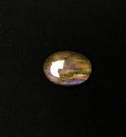 تصویر نگین سنگ لابرادوریت تراش بیضی با پدیده لابرادورنسی بنفش و طلایی Labradorite