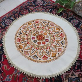 تصویر رومیزی گرد پته سفید صنایع دستی کرمان