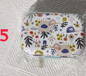 تصویر جعبه فلزی کوچک طرح گلدار و تک شاخ (یونیکورن) Small metal box with floral and unicorn design