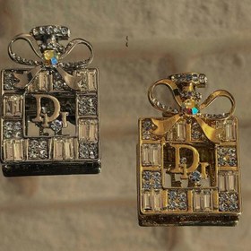 تصویر گل سینه پرفیوم دیور 