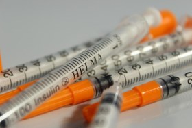 تصویر سرنگ انسولین یکپارچه حلما طب حجم 1 میلی لیتر insulin syringe