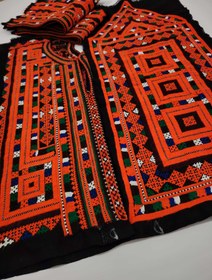 تصویر زی‌آستین طرح تمام پلیوار پرشیرازه‌ای – پارچه تارکِش – کاملاً دست‌دوز بلوچی 