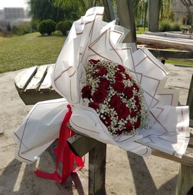 تصویر دسته گل رز هلندی قرمز و عروس 