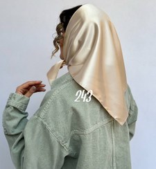 تصویر مینی اسکارف ساتن کرم سه گوش 