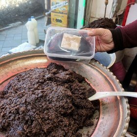 تصویر حلوا سیاه مخصوص اردبیل با کره طبیعی و جوانه گندم و ادویه مخصوص مقوی و پر انرژی بسته بندی در ظرف دو کیلویی 