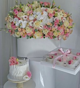 تصویر باکس گل و کاپ کیک خواستگاری سفید صورتی فلوبار White and Pink Engagement Flower Box and Cupcakes FlowBar