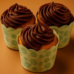 تصویر کاپ کیک خانگی دو رنگ با گاناش شکلاتی وزن ۱ کیلوگرم 