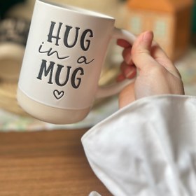 تصویر ماگ سرامیکی مینیمال دو رنگ مشکی و سفید با طرح نوشته 