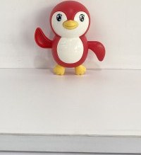 تصویر پنگوئن شاد شناور 