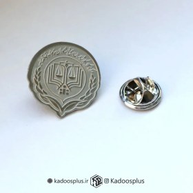 تصویر بج سینه مرکز وکلا نقره‌ای مات 