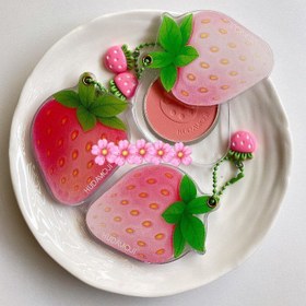 تصویر رژگونه توت فرنگی 