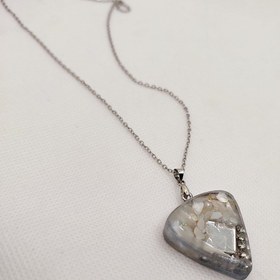 تصویر گردنبد رزینی طرح سنگ و آینه 