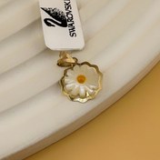 تصویر آویز طلا طرح گل بابونه | نماد پاکی، آرامش و زیبایی طبیعی 