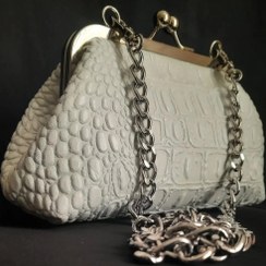 تصویر کیف چرم طبیعی ورنی دهانه فلزی سفید 