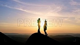 تصویر دانلود فوتیج فتح قله توسط دو دوست Couple On Mountain Top 