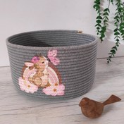 تصویر سبد قیطونی دست‌ساز طرح خرگوش 