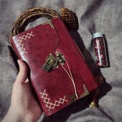 تصویر دفتر چرمی قفلدار ، چرم بزی افکتی قرمز براق، 19 در 14 ، صد برگ کاغذ نخودی رنگ 