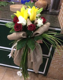 تصویر دسته گل گرد با تزئین گونی کد 499 