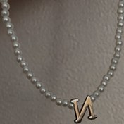 تصویر گردنبند مرواریدی با پلاک طلا - حروف انگلیسی 