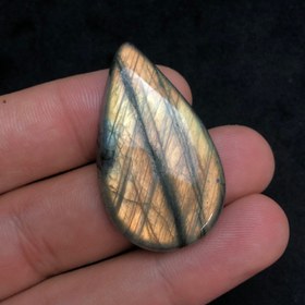 تصویر نگین لابرادوریت تراش اشکی با لابرادورنسی طلایی قوی با کیفیت عالی Labradorite